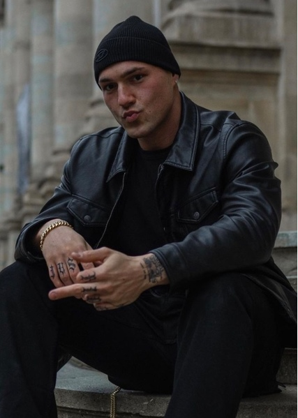 Leo Skepi Physical Appearance